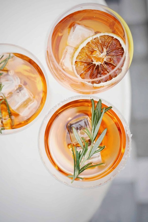 Comment développer un concept de bar à cocktails avec des infusions de plantes dans un cadre éco-responsable ?