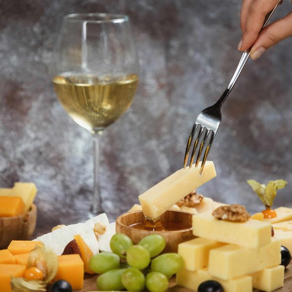 Comment organiser une soirée de dégustation de vins et fromages français dans un bistrot ?
